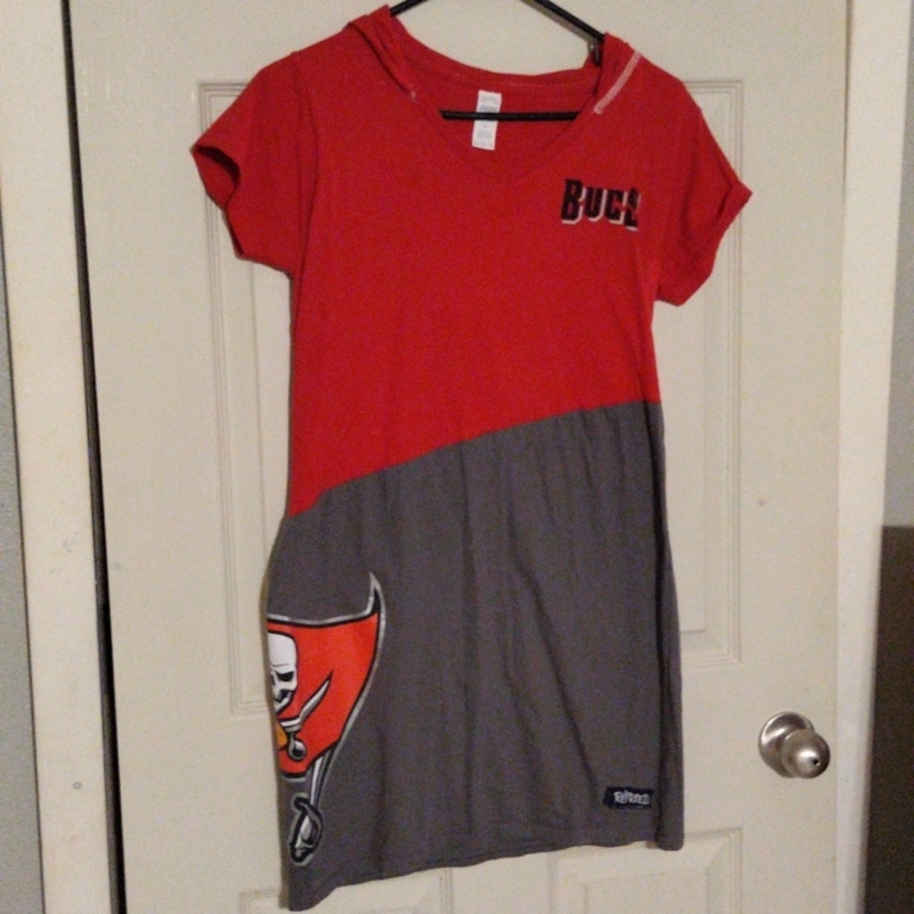Buccaneers dress/long shirt Large with hood